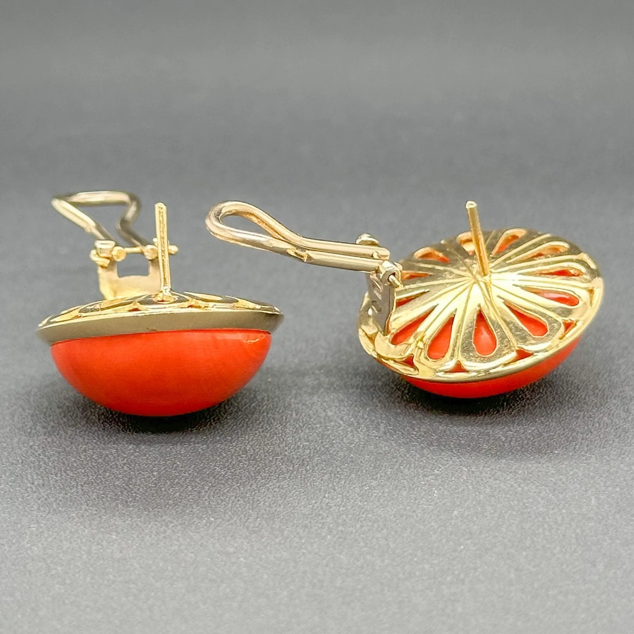 Estate Retro 18K Y Gold 63.08ctw Coral Button Earrings